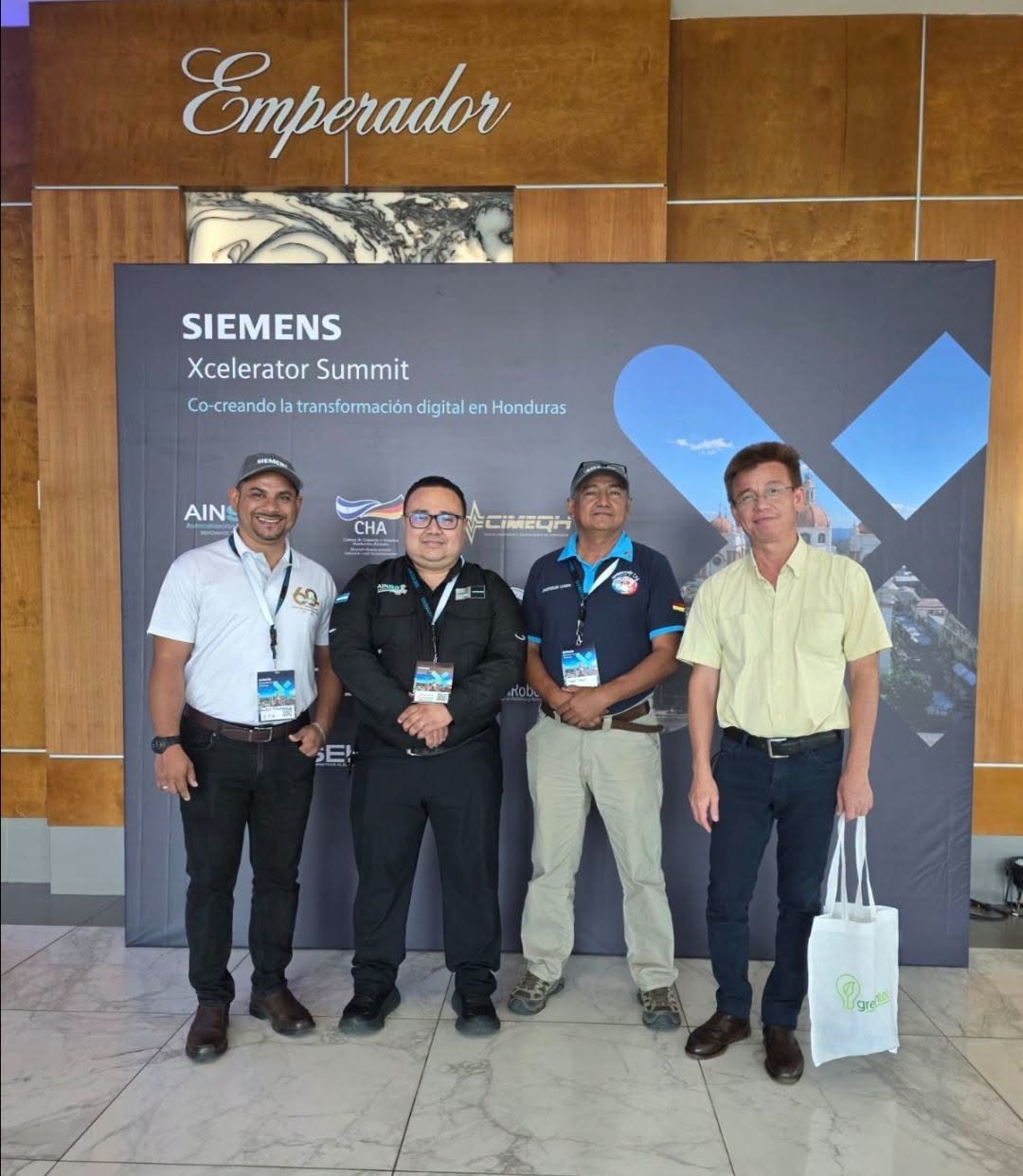 Representación de Excelencia: Docentes del CTHA se capacitan en el Siemens Xcelerator Summit